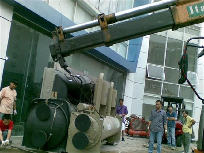 修武县随车吊和汽车吊的核心区别是什么？哪种更省钱？